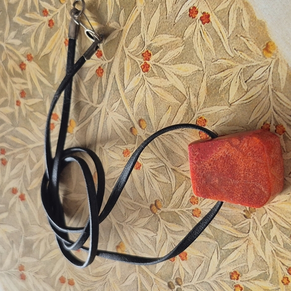 CHUNKY FOSSILIZED CORAL PENDANT ON A LEATHER CHAIN - Picture 12 of 13